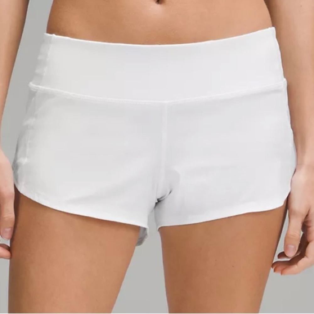 Lululemon women’s size 4 2.5” Speed Up Shorts in white